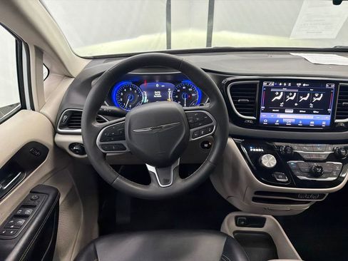 Used 2023 Chrysler Pacifica Touring-L FWD image 25