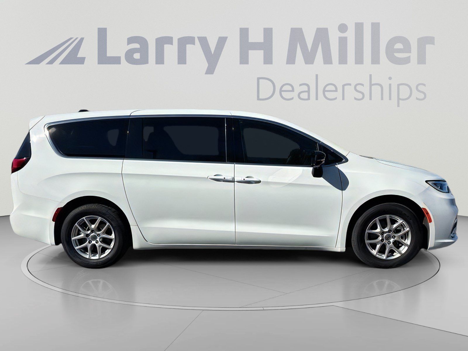 Used 2025 Chrysler Pacifica Select FWD image 7