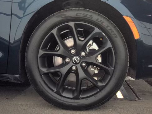 Used 2025 Chrysler Pacifica Limited image 15