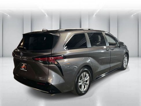 Used 2023 Toyota Sienna Limited AWD/4WD image 7