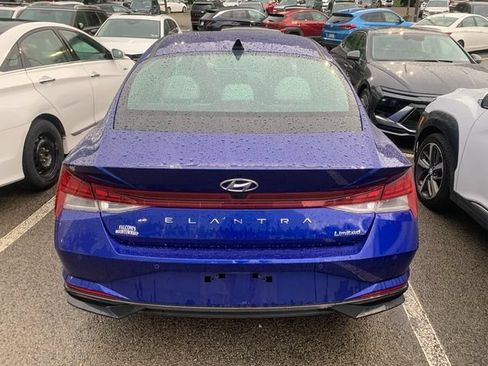 Used 2023 Hyundai Elantra Limited w/ Preferred Accessory Package FWD image 3