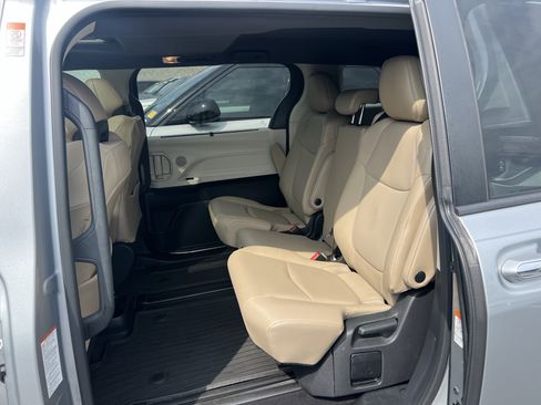 Used 2021 Toyota Sienna XLE FWD image 29