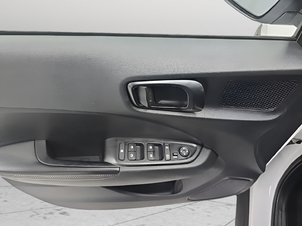Used 2022 Hyundai Venue Limited FWD image 10