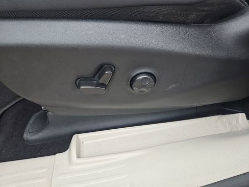 Used 2024 Chrysler Pacifica Touring-L image 32