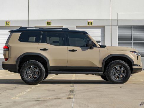 Used 2025 Lexus GX 550 w/ Accessory Package (CT) image 18