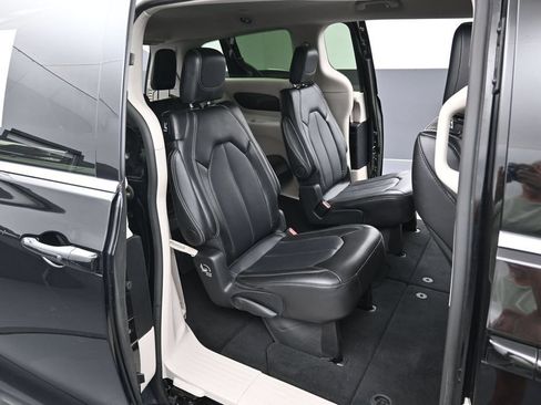 Used 2024 Chrysler Pacifica Touring-L FWD image 32