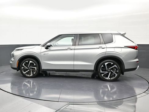 Used 2023 Mitsubishi Outlander 4WD Plug-In Hybrid image 2