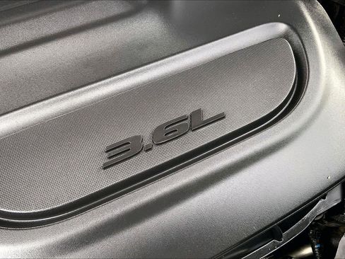 Certified 2024 Chrysler Pacifica Touring-L FWD image 33