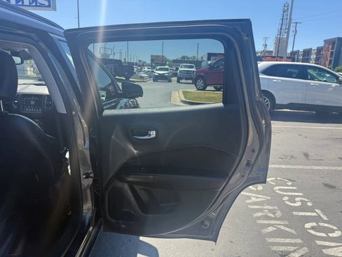 Used 2020 Jeep Compass Trailhawk AWD/4WD image 28