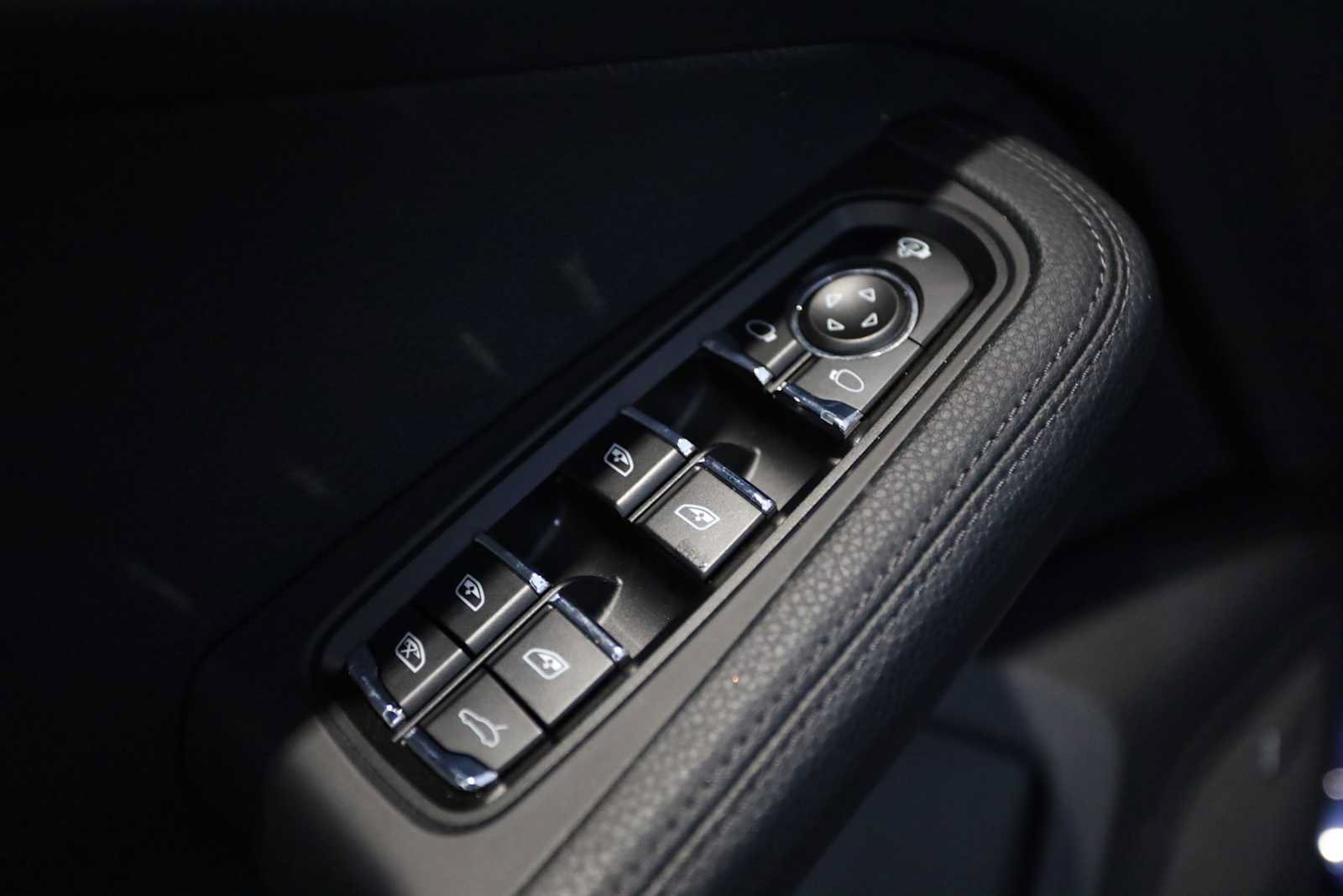Used 2025 Porsche Macan AWD/4WD image 23