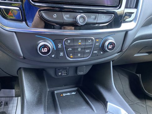 Used 2023 Chevrolet Traverse RS FWD image 29