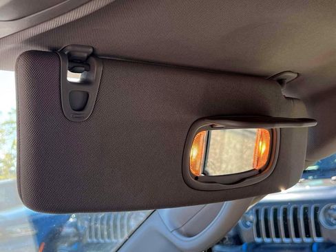 Used 2023 Chrysler Pacifica Touring-L image 31