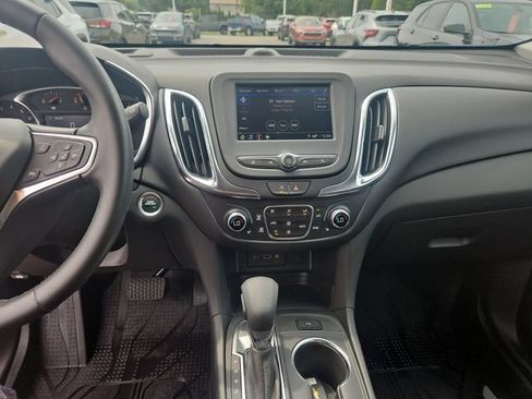 Used 2024 Chevrolet Equinox LT FWD image 17