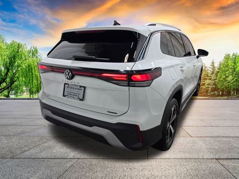 Certified 2025 Volkswagen Tiguan SE image 4