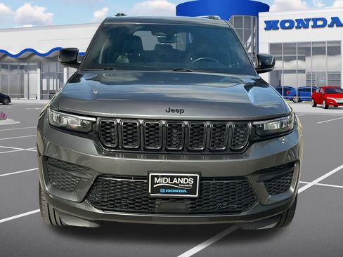 Used 2022 Jeep Grand Cherokee Altitude AWD/4WD image 2