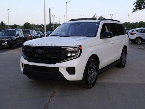 Used 2025 Ford Expedition Active AWD/4WD image 3
