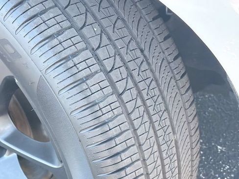 Used 2025 Chrysler Pacifica Limited FWD image 36
