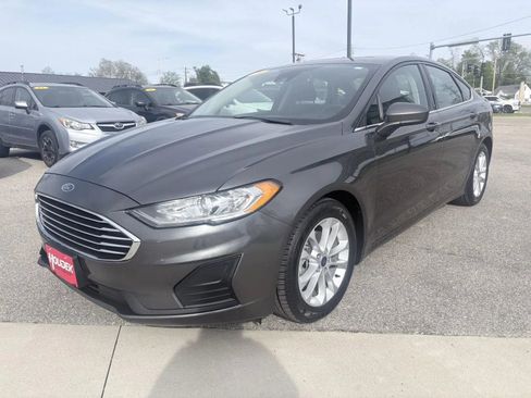 Used 2020 Ford Fusion SE FWD image 3
