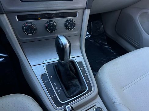 Used 2015 Volkswagen Golf S image 21