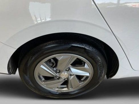 Used 2025 Hyundai Elantra SE image 4