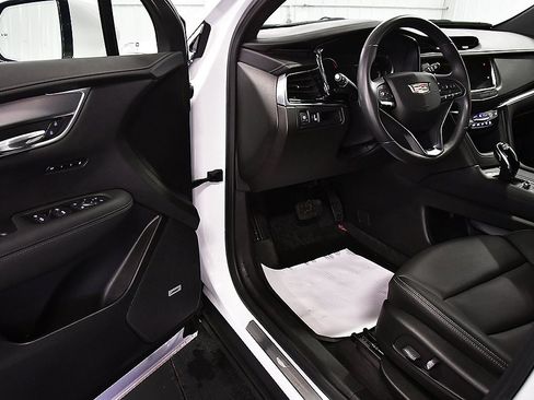 Used 2024 Cadillac XT6 Luxury w/ LPO, Floor Liner Package image 16