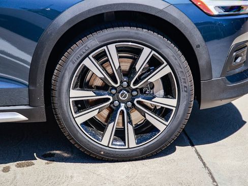 New 2026 Volvo V60 B5 Cross Country Ultra w/ Climate Package AWD/4WD image 9