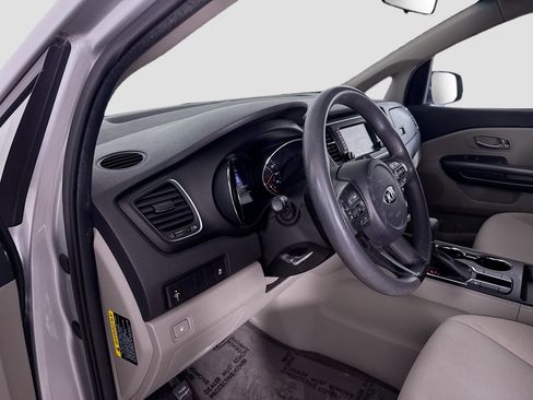 Used 2019 Kia Sedona LX image 22