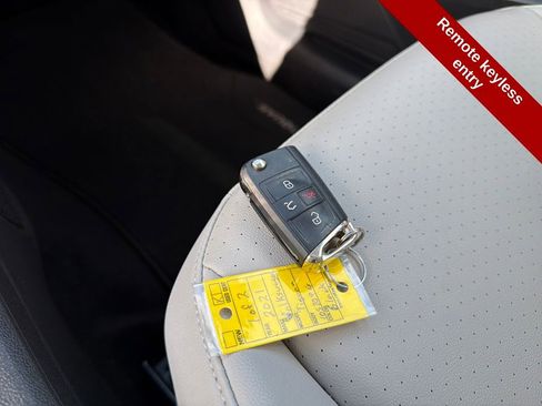 Used 2021 Volkswagen Tiguan SE image 28