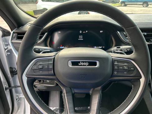 New 2025 Jeep Grand Cherokee Limited w/ Black Appearance Package image 15