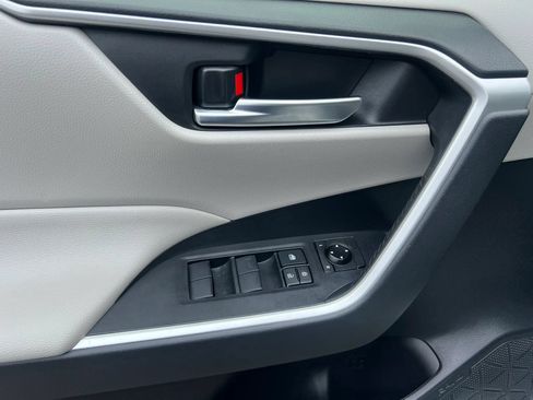 Used 2019 Toyota RAV4 XLE AWD/4WD image 13