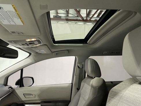 Used 2021 Toyota Sienna LE w/ LE Plus Package image 22