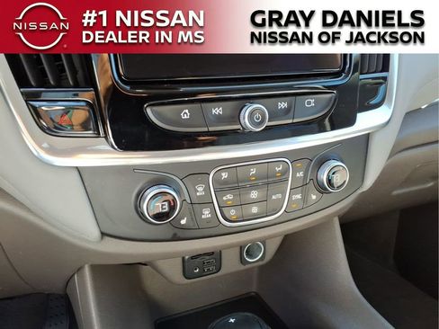 Used 2020 Chevrolet Traverse LT w/ LT Premium Package image 18