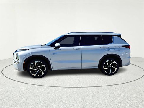 Used 2024 Mitsubishi Outlander 4WD Plug-In Hybrid image 3
