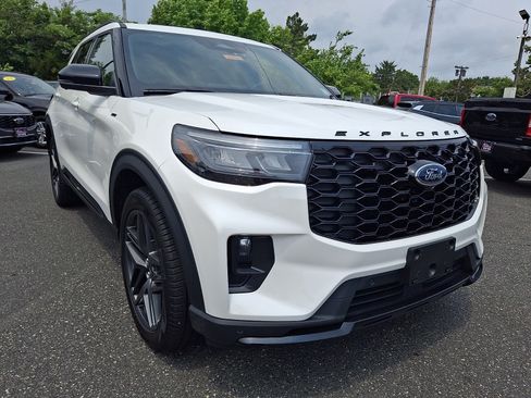 Certified 2025 Ford Explorer ST-Line w/ Premium Package AWD/4WD image 2