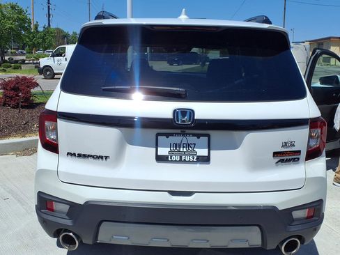 Used 2024 Honda Passport TrailSport image 2