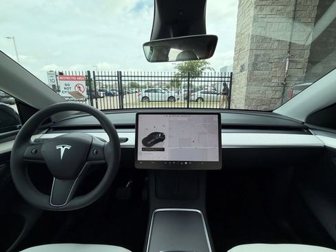 Used 2024 Tesla Model Y Long Range AWD/4WD image 25