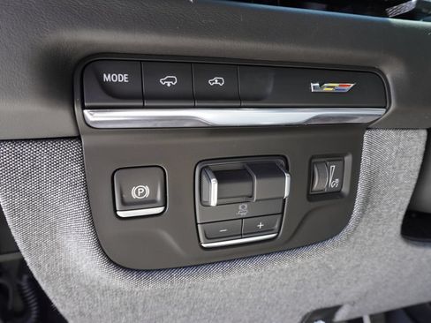 Certified 2025 Cadillac Escalade ESV V AWD/4WD image 19
