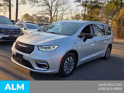 Used 2024 Chrysler Pacifica Select