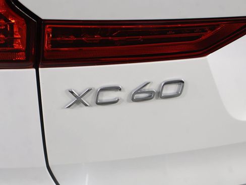Certified 2022 Volvo XC60 B5 Momentum w/ Climate Package FWD image 19
