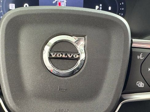 Certified 2025 Volvo XC40 B5 Plus AWD/4WD image 30