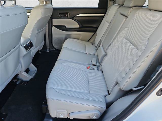 Used 2019 Toyota Highlander Plus FWD image 18