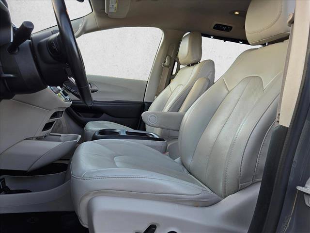 Used 2021 Chrysler Pacifica Touring-L FWD image 15