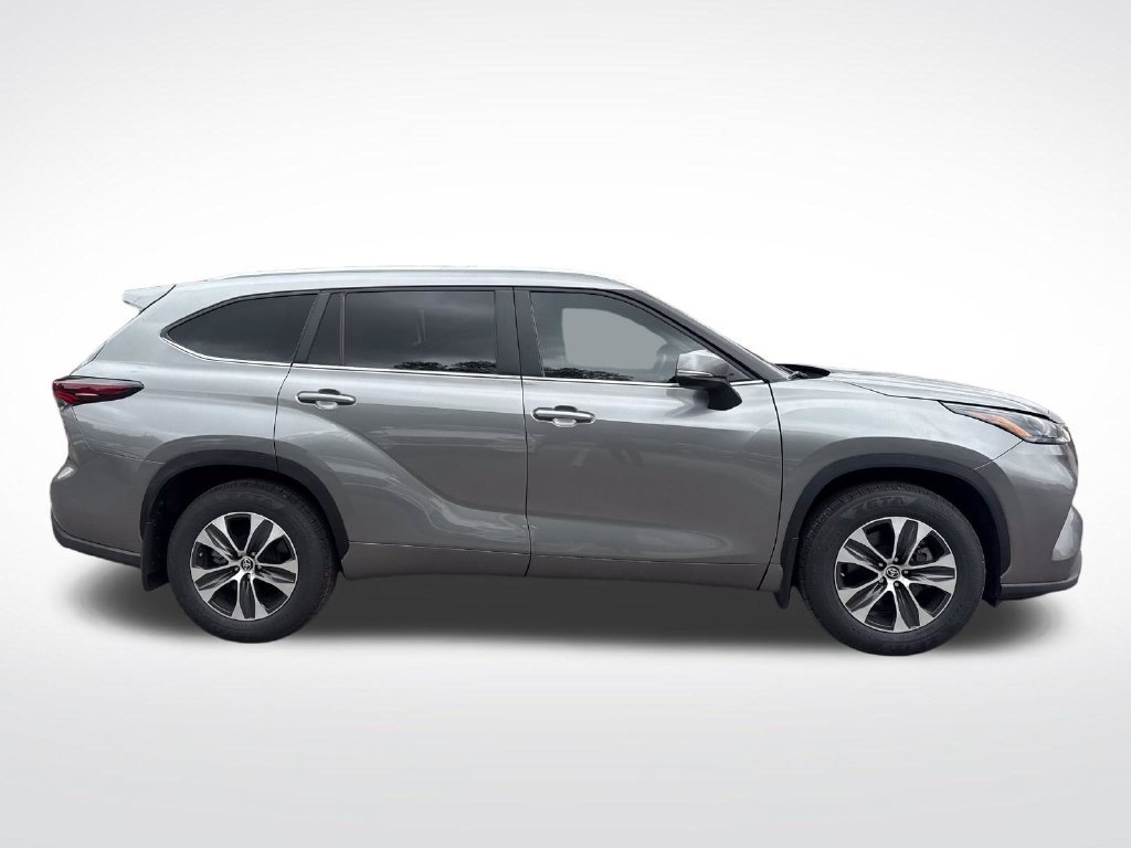 Used 2025 Toyota Highlander XLE FWD image 7