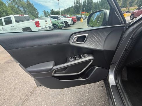 Used 2025 Kia Soul LX w/ LX Technology Package FWD image 12