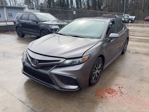 Used 2023 Toyota Camry SE image 2