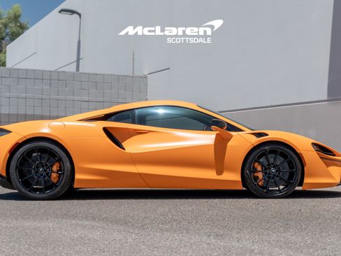 Used 2023 McLaren Artura RWD image 8