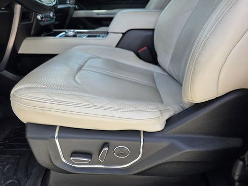 Used 2019 Ford Expedition Platinum image 12