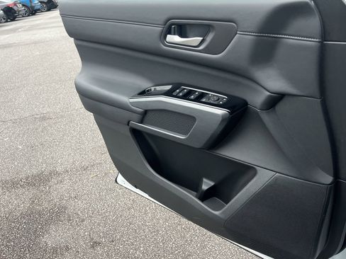 Certified 2025 Nissan Pathfinder SL w/ Black Appearance Package FWD image 12