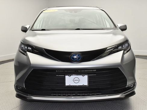 Used 2024 Toyota Sienna XLE FWD image 2