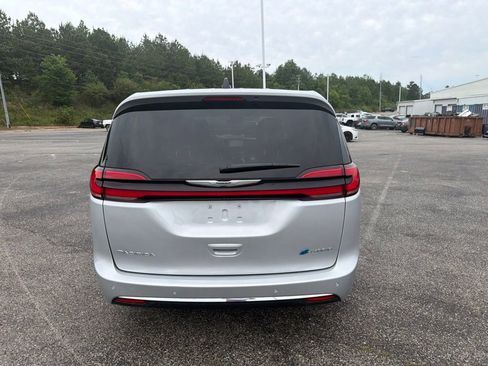 Used 2023 Chrysler Pacifica Touring-L FWD image 5